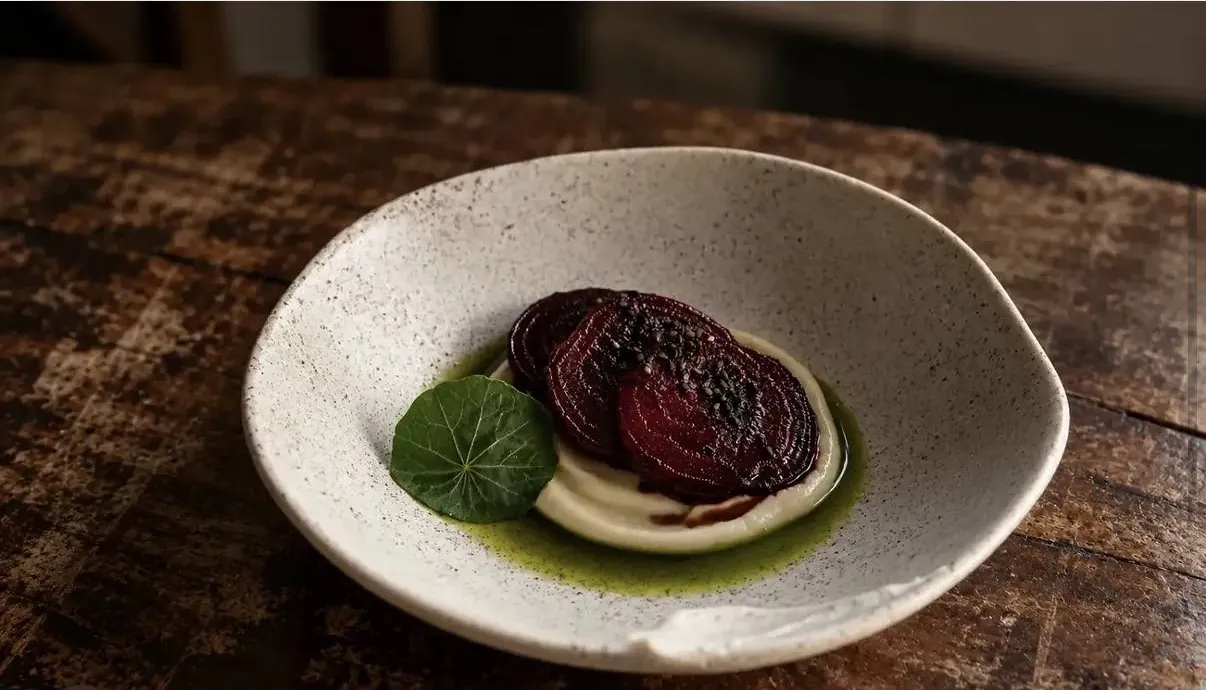 Remolacha asada sobre cremoso de palta y aceite verde